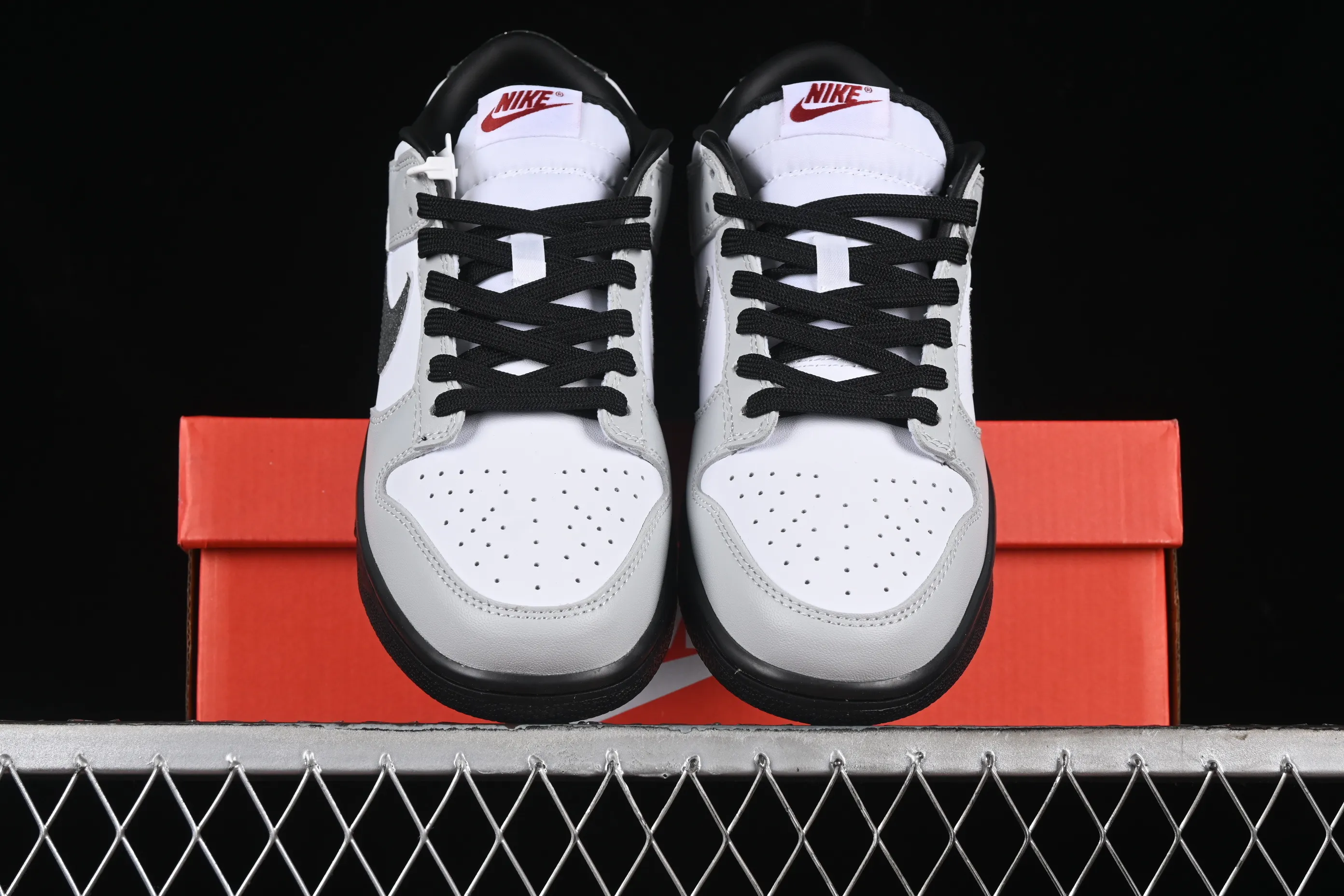 All categories Nk SB Dunk series Nk SB Dunk Low low-top sneakers Nk Dunk Low "Glitter Swoosh" light silver SB low-top casual sneakers HQ3462-191